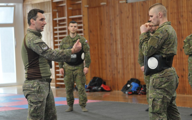 BOJ ZBLÍZKA NA AKADÉMII