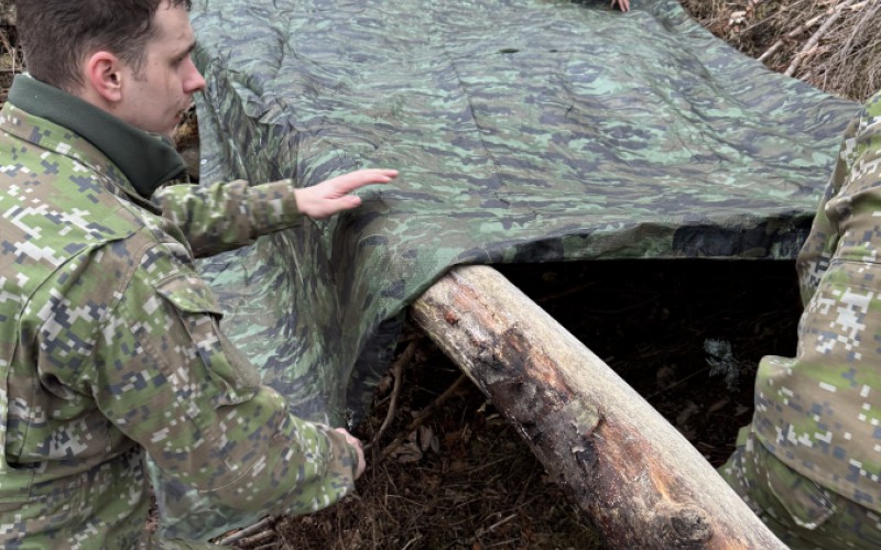 Budúci vojenskí piloti na zimnom výcviku v prežití