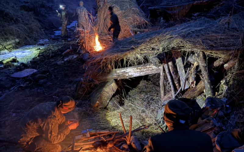 Budúci vojenskí piloti na zimnom výcviku v prežití