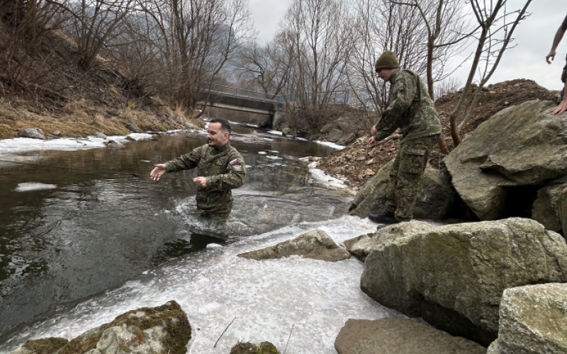 Budúci vojenskí piloti na zimnom výcviku v prežití
