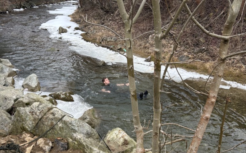 Budúci vojenskí piloti na zimnom výcviku v prežití