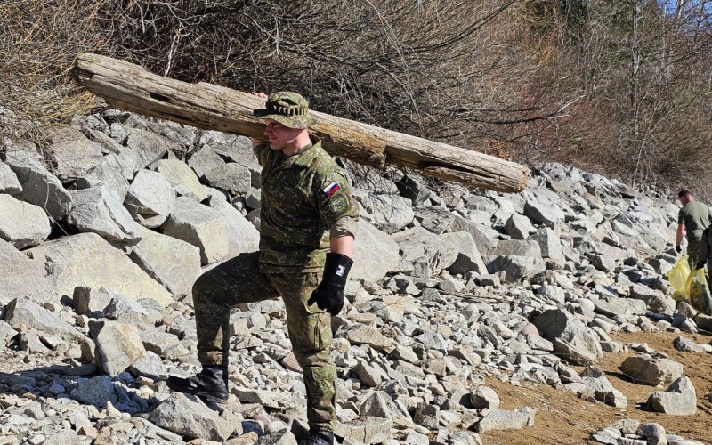 Kadeti akadémie sa zapojili do Envirodňa na Liptove – Čistenie brehov Liptovskej Mary