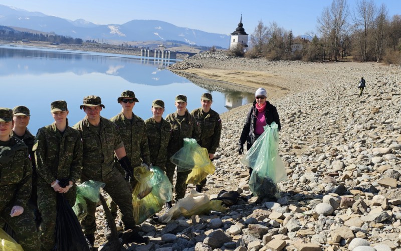 Kadeti akadémie sa zapojili do Envirodňa na Liptove – Čistenie brehov Liptovskej Mary