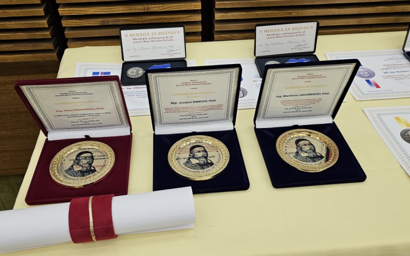 Dnes si pripomíname vzácne povolanie učiteľov