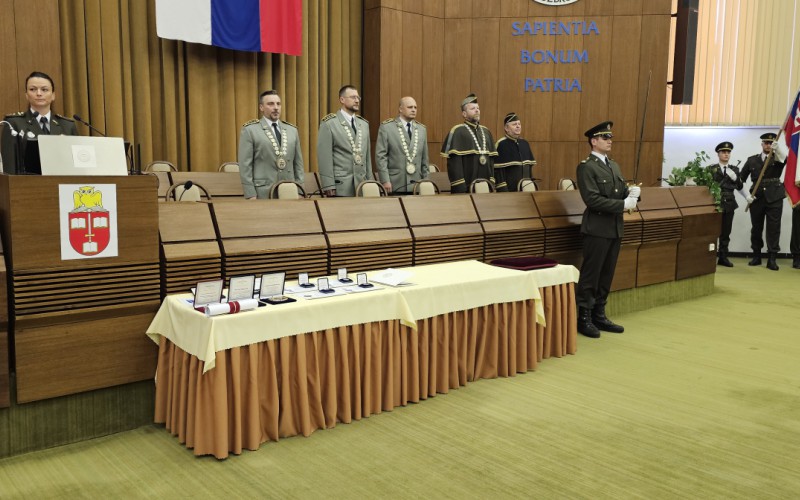 Dnes si pripomíname vzácne povolanie učiteľov