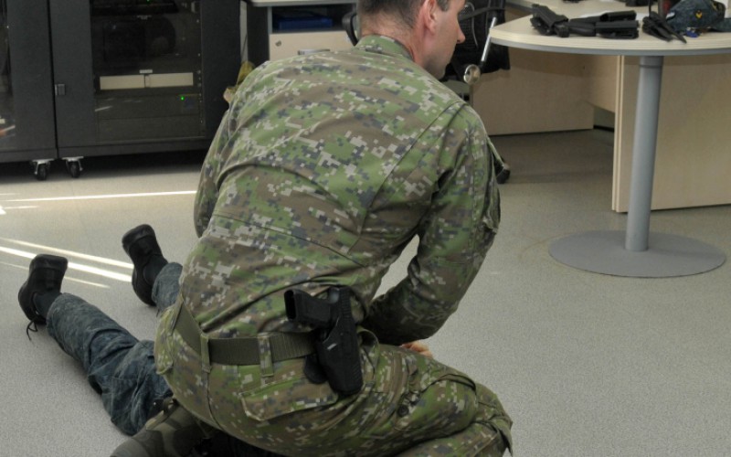 Mestská polícia v Simulačnom centre Akadémie ozbrojených síl - Moderné techniky streľby a zatýkania