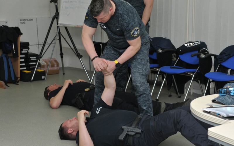 Mestská polícia v Simulačnom centre Akadémie ozbrojených síl - Moderné techniky streľby a zatýkania
