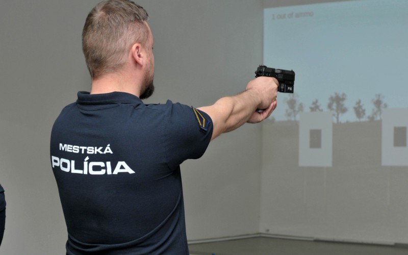 Mestská polícia v Simulačnom centre Akadémie ozbrojených síl - Moderné techniky streľby a zatýkania