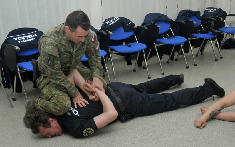 Mestská polícia v Simulačnom centre Akadémie ozbrojených síl - Moderné techniky streľby a zatýkania