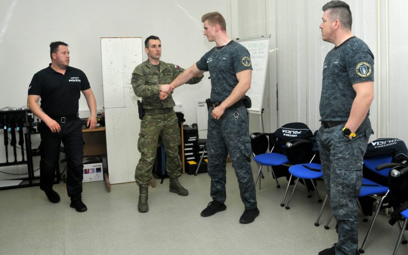 Mestská polícia v Simulačnom centre Akadémie ozbrojených síl - Moderné techniky streľby a zatýkania