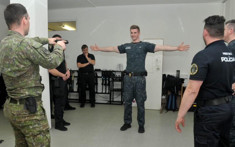 Mestská polícia v Simulačnom centre Akadémie ozbrojených síl - Moderné techniky streľby a zatýkania