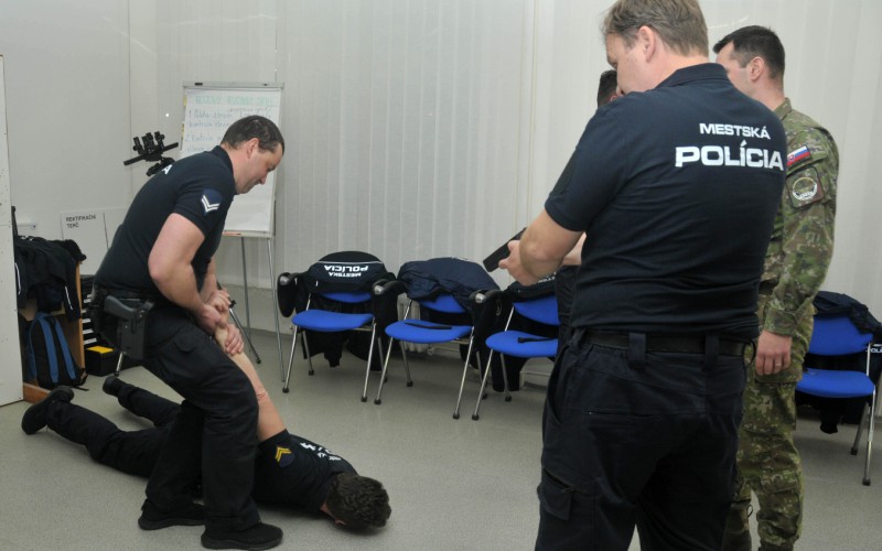 Mestská polícia v Simulačnom centre Akadémie ozbrojených síl - Moderné techniky streľby a zatýkania