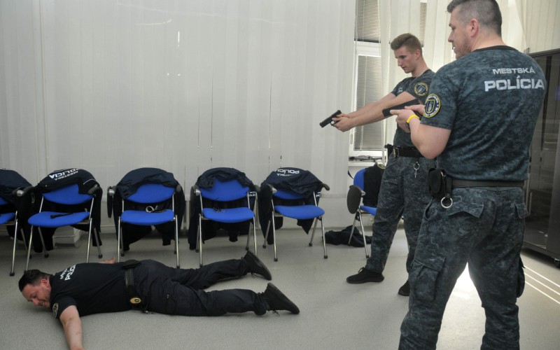 Mestská polícia v Simulačnom centre Akadémie ozbrojených síl - Moderné techniky streľby a zatýkania