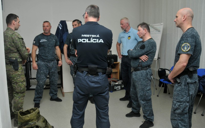 Mestská polícia v Simulačnom centre Akadémie ozbrojených síl - Moderné techniky streľby a zatýkania
