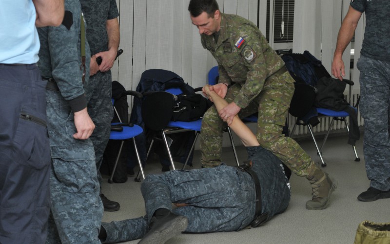 Mestská polícia v Simulačnom centre Akadémie ozbrojených síl - Moderné techniky streľby a zatýkania