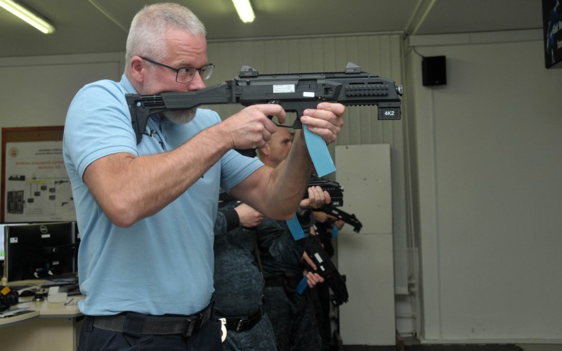 Mestská polícia v Simulačnom centre Akadémie ozbrojených síl - Moderné techniky streľby a zatýkania