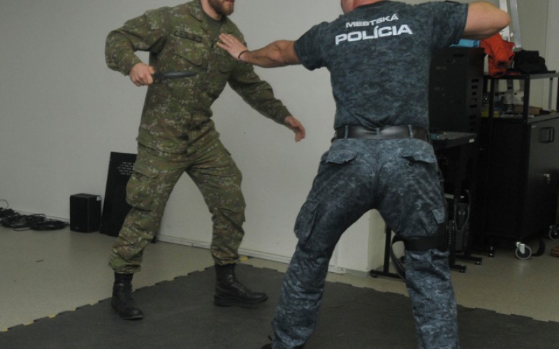 Mestská polícia v Simulačnom centre Akadémie ozbrojených síl - Moderné techniky streľby a zatýkania
