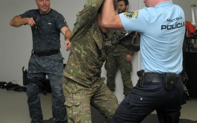 Mestská polícia v Simulačnom centre Akadémie ozbrojených síl - Moderné techniky streľby a zatýkania