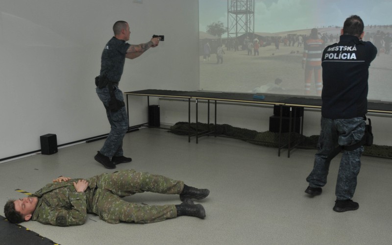 Mestská polícia v Simulačnom centre Akadémie ozbrojených síl - Moderné techniky streľby a zatýkania