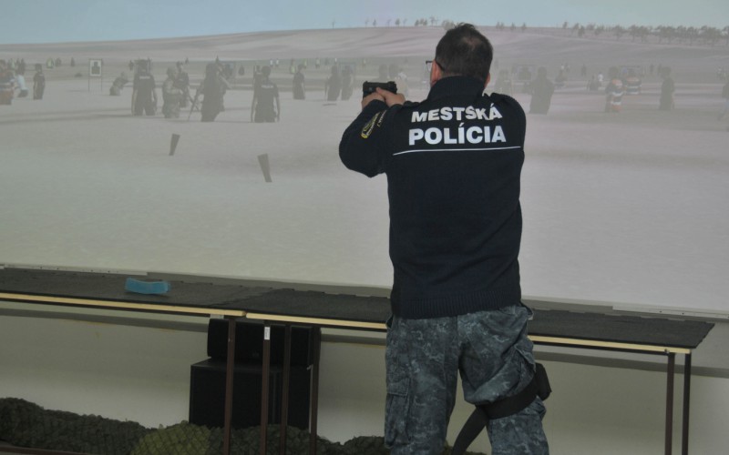 Mestská polícia v Simulačnom centre Akadémie ozbrojených síl - Moderné techniky streľby a zatýkania