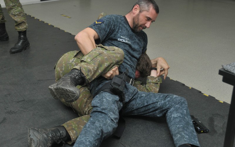 Mestská polícia v Simulačnom centre Akadémie ozbrojených síl - Moderné techniky streľby a zatýkania