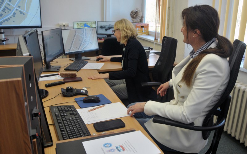 Študenti APZ si v Simulačnom centre AOS vyskúšali riadenie krízovej situácie