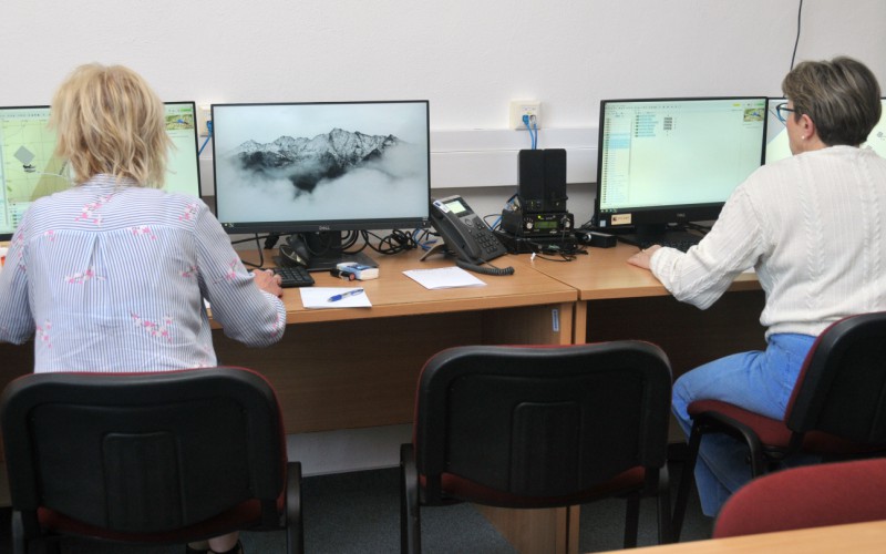 Študenti APZ si v Simulačnom centre AOS vyskúšali riadenie krízovej situácie