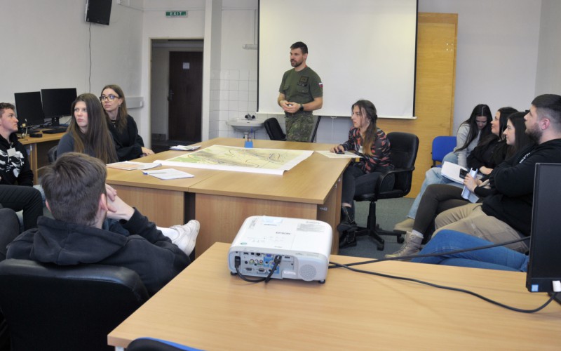 Študenti APZ si v Simulačnom centre AOS vyskúšali riadenie krízovej situácie