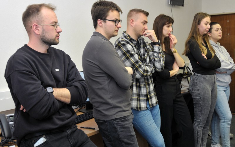 Študenti APZ si v Simulačnom centre AOS vyskúšali riadenie krízovej situácie