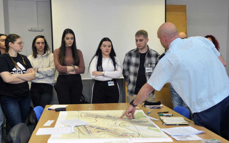 Študenti APZ si v Simulačnom centre AOS vyskúšali riadenie krízovej situácie