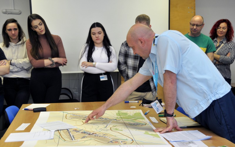 Študenti APZ si v Simulačnom centre AOS vyskúšali riadenie krízovej situácie