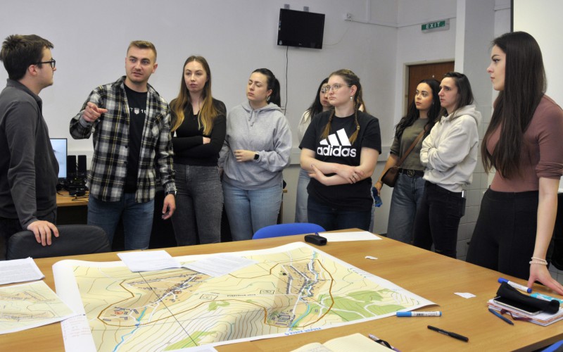 Študenti APZ si v Simulačnom centre AOS vyskúšali riadenie krízovej situácie