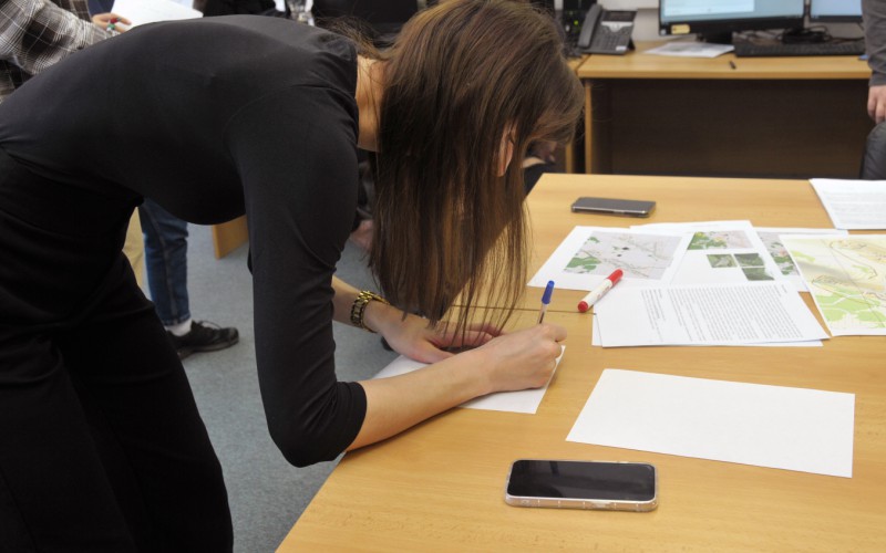 Študenti APZ si v Simulačnom centre AOS vyskúšali riadenie krízovej situácie