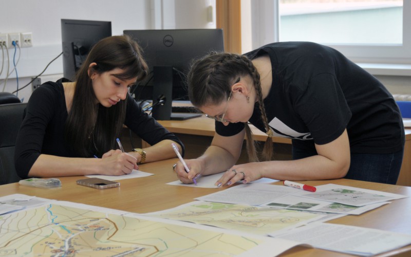 Študenti APZ si v Simulačnom centre AOS vyskúšali riadenie krízovej situácie