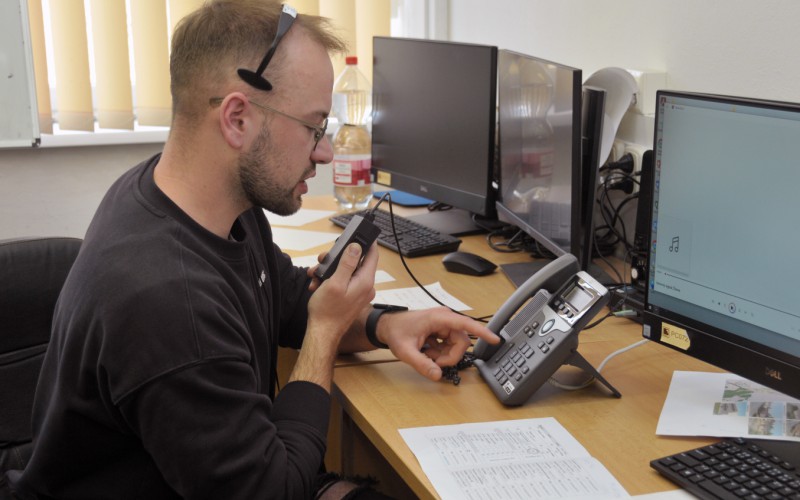 Študenti APZ si v Simulačnom centre AOS vyskúšali riadenie krízovej situácie