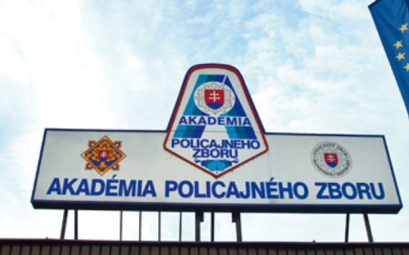 Študenti APZ si v Simulačnom centre AOS vyskúšali riadenie krízovej situácie