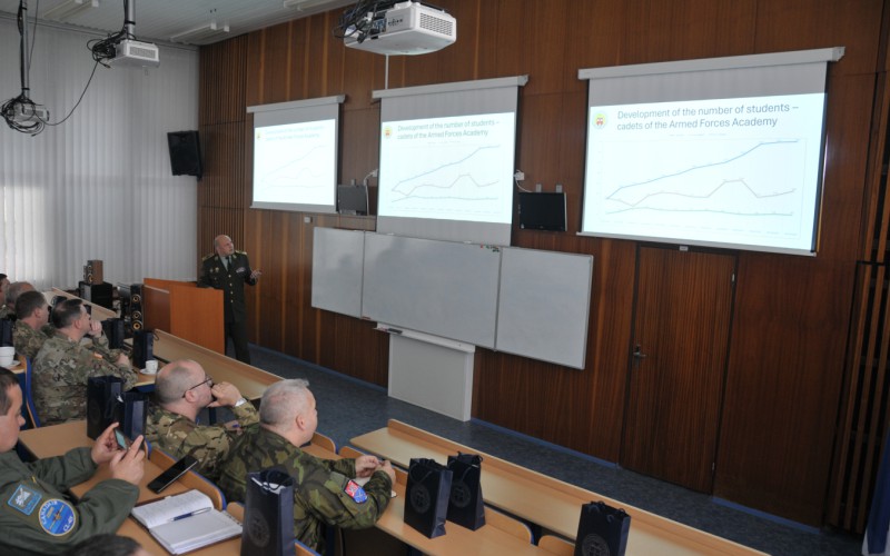 Vojenskí diplomati navštívili Akadémiu ozbrojených síl
