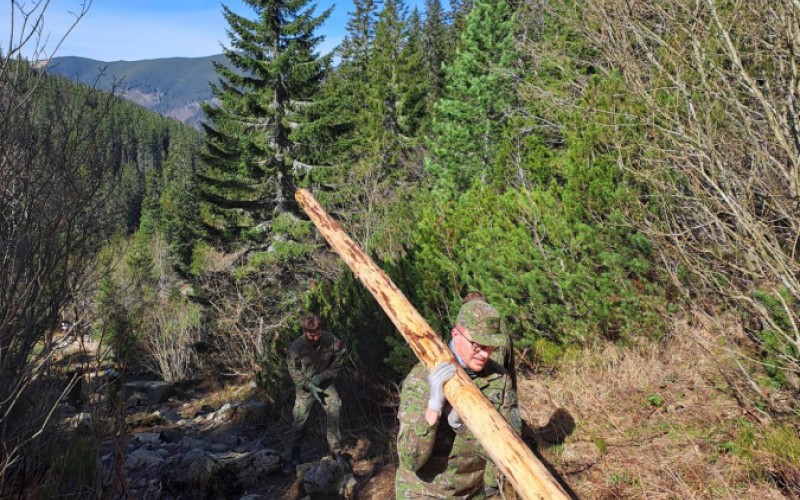 Kadeti AOS pomáhali pri oprave turistického chodníka v Nízkych Tatrách