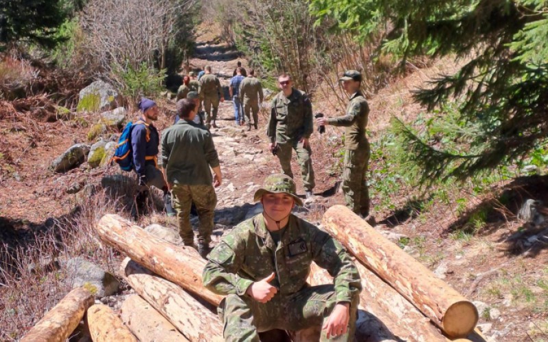 Kadeti AOS pomáhali pri oprave turistického chodníka v Nízkych Tatrách