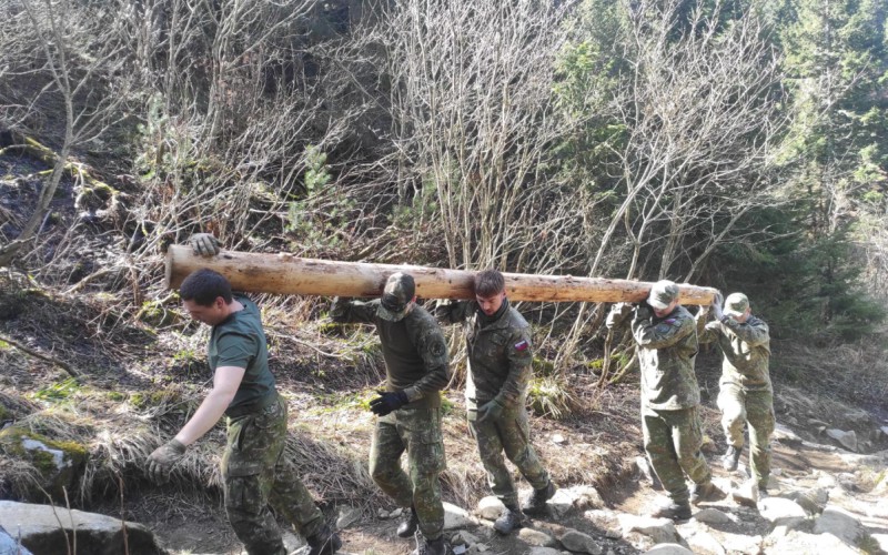 Kadeti AOS pomáhali pri oprave turistického chodníka v Nízkych Tatrách