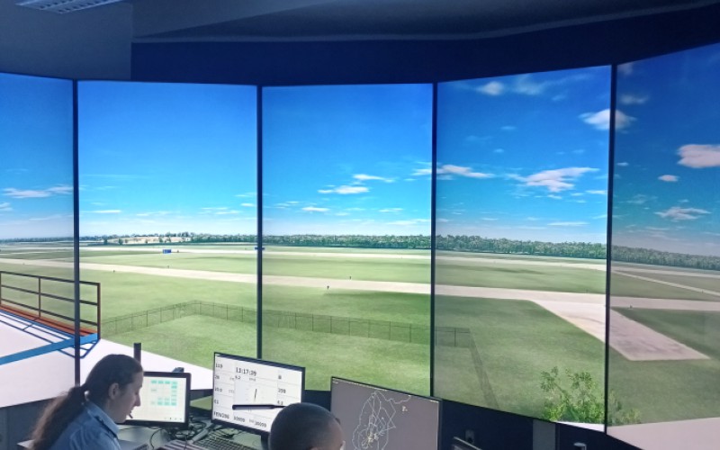 PRESKÚŠANIE NA INŠTRUKTORA A VÝCVIK LETISKA MALACKY NA SIMULAČNOM CENTRE AOS