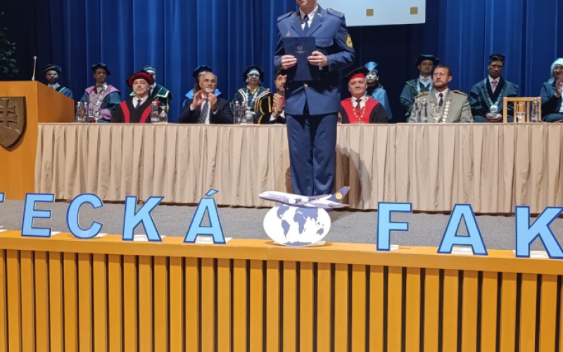 Kadetom AOS boli na Leteckej fakulte TUKE slávnostne udelené diplomy a dôstojnícke hodnosti