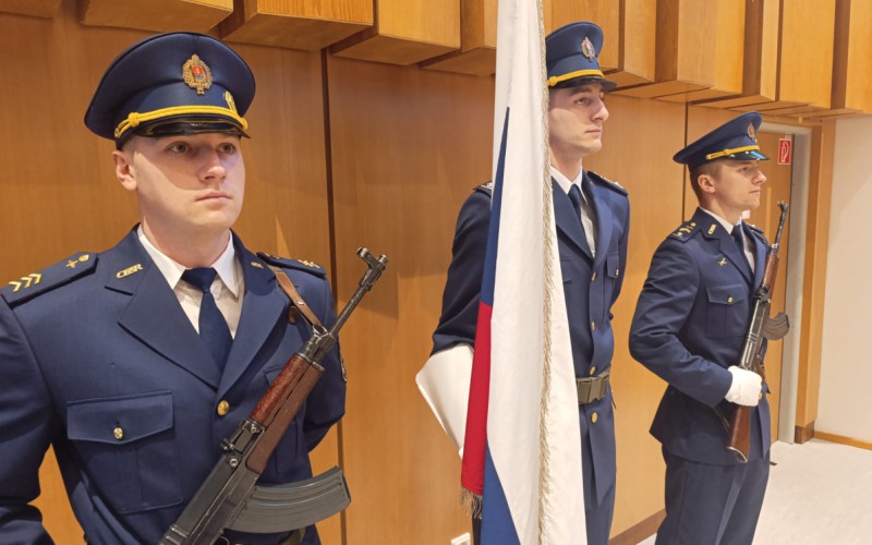 Kadetom AOS boli na Leteckej fakulte TUKE slávnostne udelené diplomy a dôstojnícke hodnosti
