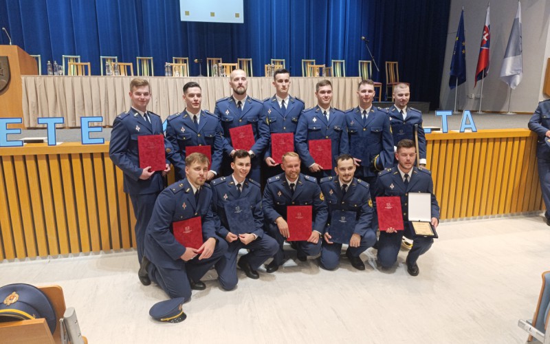 Kadetom AOS boli na Leteckej fakulte TUKE slávnostne udelené diplomy a dôstojnícke hodnosti