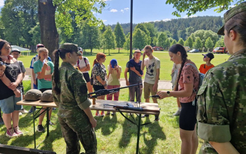 Študenti AOS trénovali so žiakmi pripravenosť na krízové situácie
