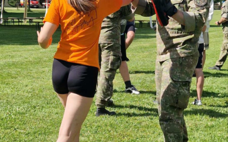 Študenti AOS trénovali so žiakmi pripravenosť na krízové situácie