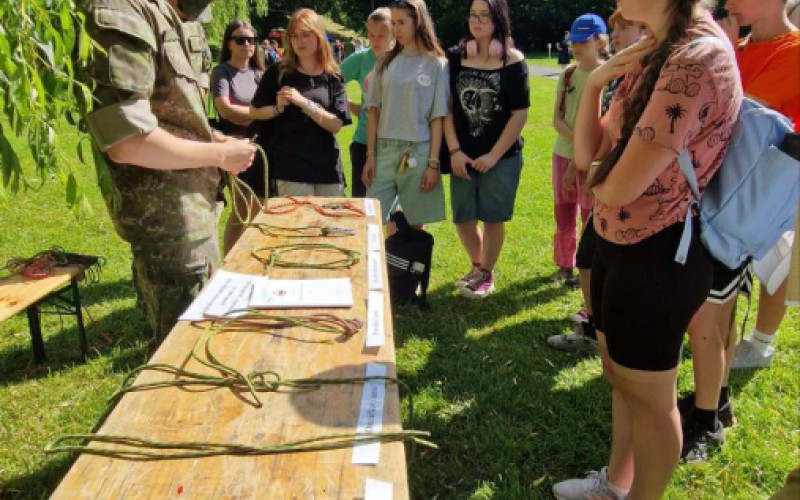 Študenti AOS trénovali so žiakmi pripravenosť na krízové situácie