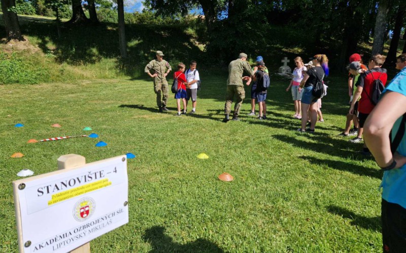 Študenti AOS trénovali so žiakmi pripravenosť na krízové situácie