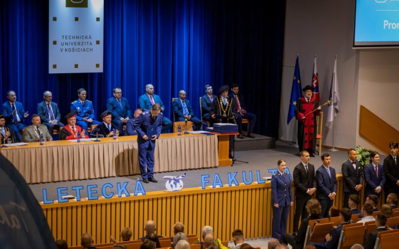 Jedenásti kadeti si prevzali bakalárske diplomy na Leteckej fakulte TUKE