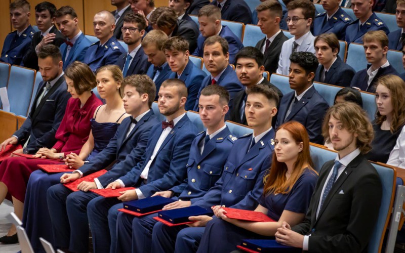 Jedenásti kadeti si prevzali bakalárske diplomy na Leteckej fakulte TUKE